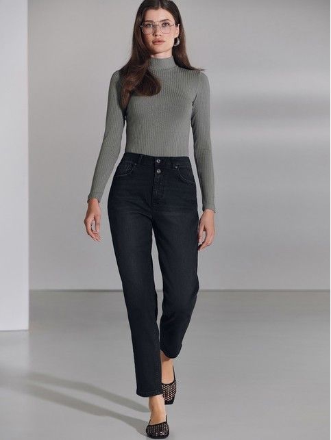 Черные джинсы mom с застежкой на две пуговицы CON-702