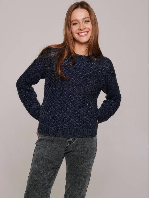 Sweter z teksturowanym wzorem wykonany z najwyższej jakości przędzy LDK 121