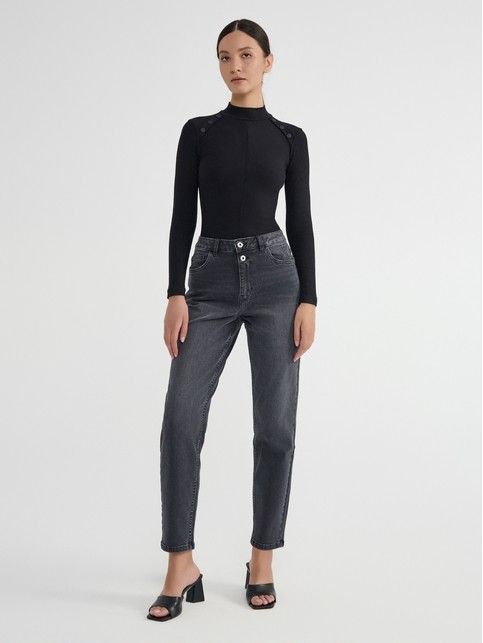 Джинсы mom с эффектом потертости и застежкой на две пуговицы CON-664