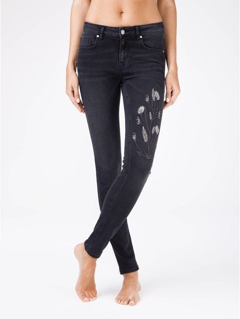 Jeansy modelujące z najwyższej jakości dżinsu z haftem CON-100 Lycra®
