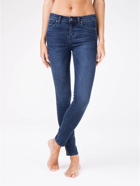 Modne jeansy modelujące z paskami z lureksu CON-99